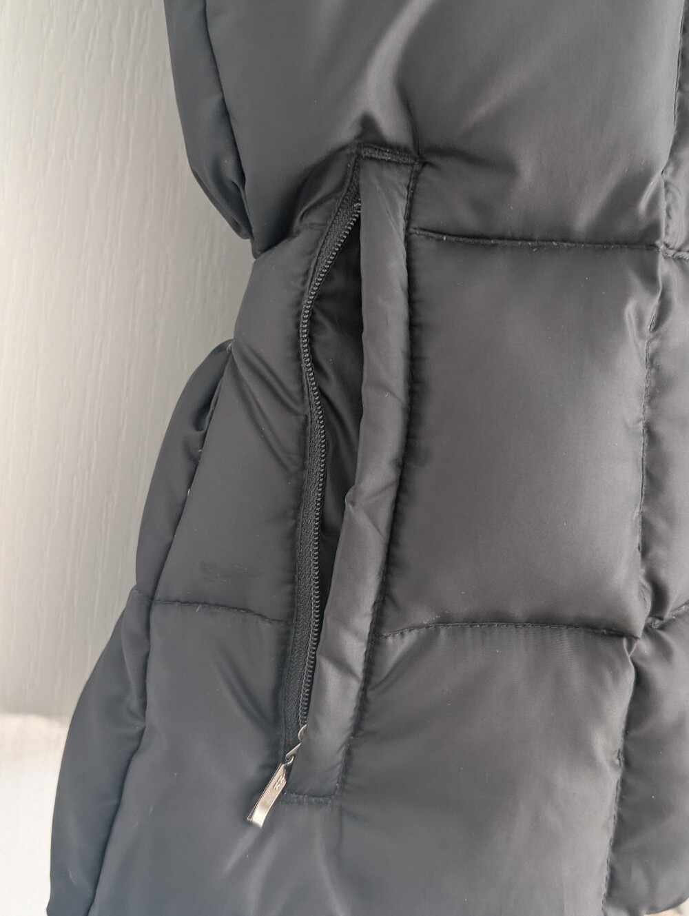 New Eddie Bauer Down Vest - Black -- Size M - Picture 9 of 12